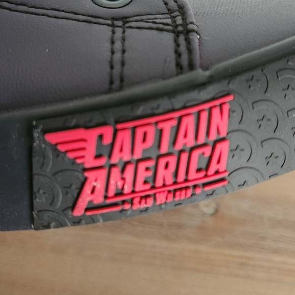 ๐ Captain America High-Top Sneakers โ Size 8 โ Marvel Avengers โ New with Tags - Picture 7 of 12